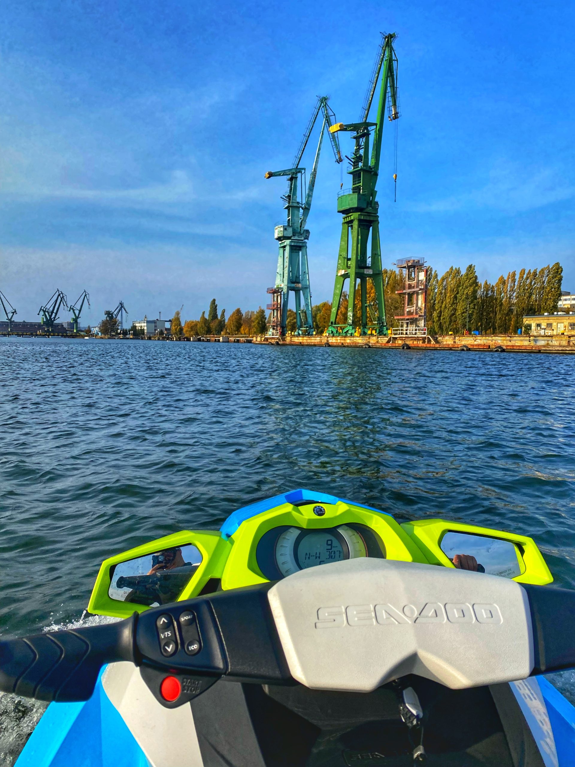 You are currently viewing Szukasz niezapomnianej przygody na wodzie z zachwycającymi dech w piersiach widokiem na Żurawie Gdańskie? 🌊